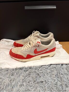 Nike Men's Cream and Red Low-Top Sneakers